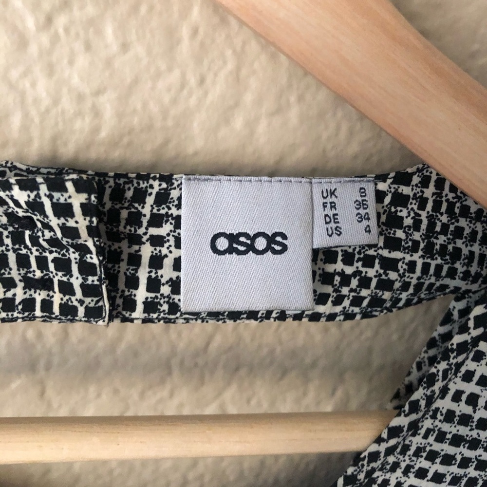 Asos open back ruffled romper long sleeve - Picture 2 of 4